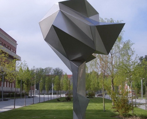 Escultura " Árbol para aunar las ciencias " de Gerardo Armesto, ubicada en el Campus Universitario de Vitoria