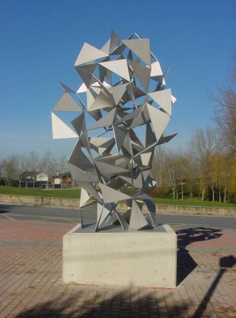 Escultura " Implosión " de Daniel Castillejo Mejias, situada en Armentia, Vitoria